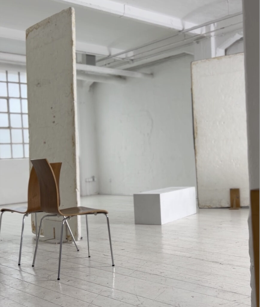 Asana Shoot Studio Day Location. Heller Raum in einem Fotostudio mit zwei Stühlen und Probs für ein Fotoshooting